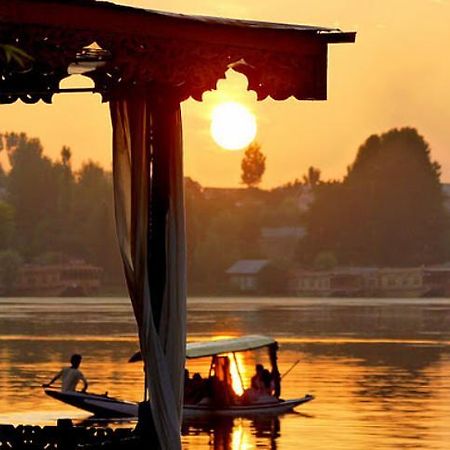 Houseboat Lily Of Nageen Srīnagar Dış mekan fotoğraf