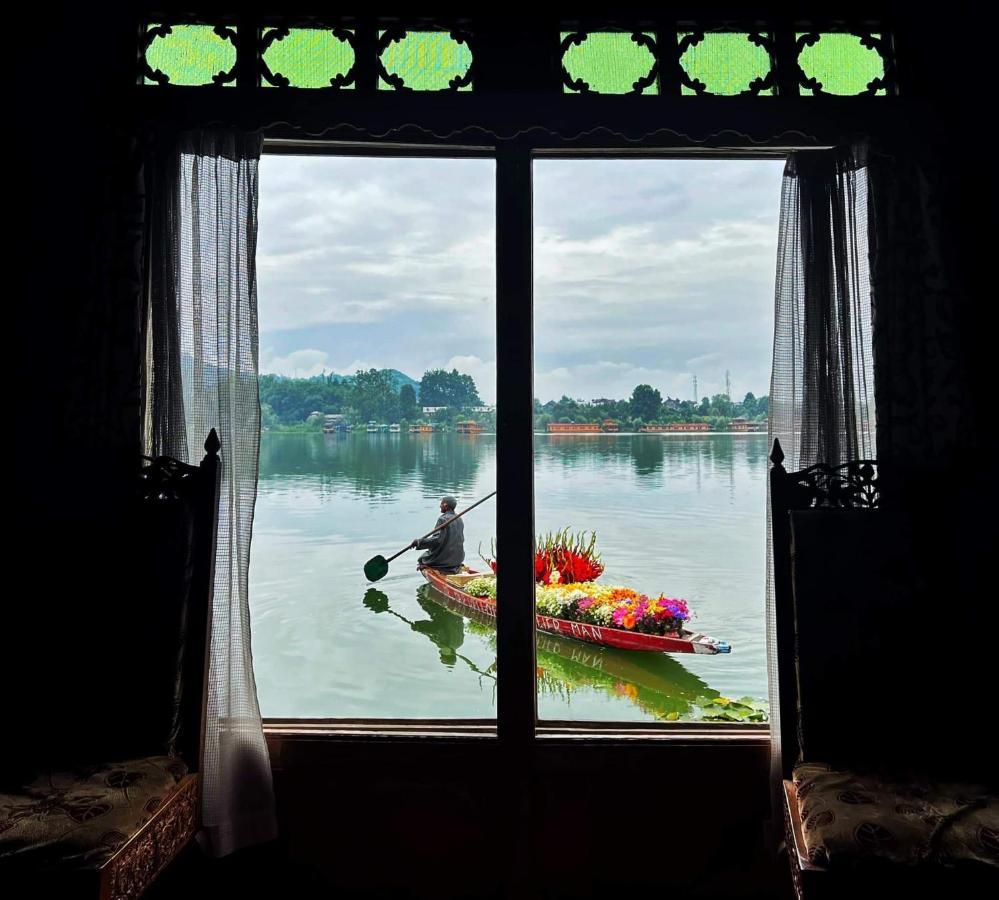 Houseboat Lily Of Nageen Srīnagar Dış mekan fotoğraf