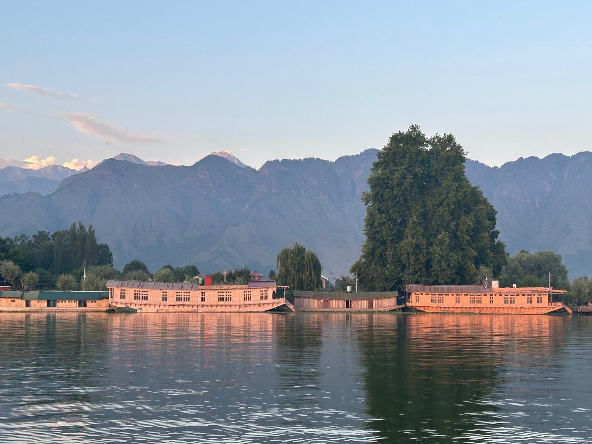 Houseboat Lily Of Nageen Srīnagar Dış mekan fotoğraf