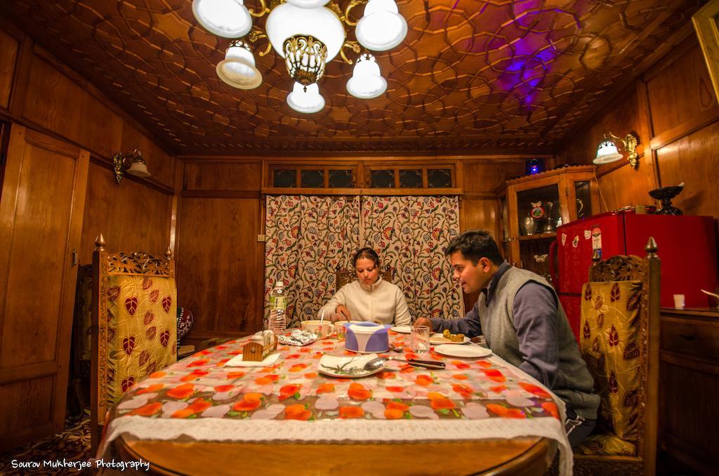 Houseboat Lily Of Nageen Srīnagar Dış mekan fotoğraf