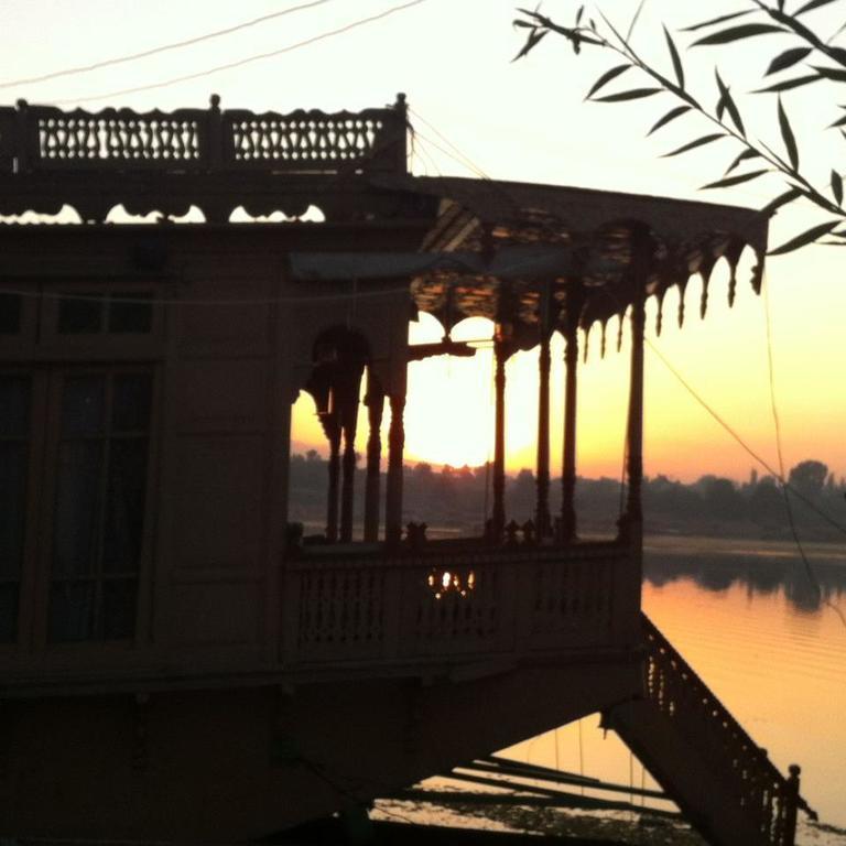 Houseboat Lily Of Nageen Srīnagar Dış mekan fotoğraf