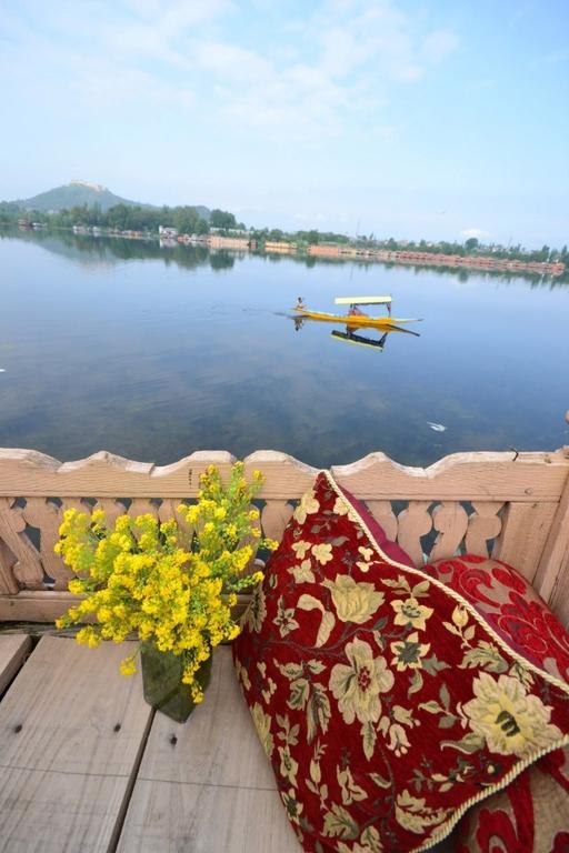 Houseboat Lily Of Nageen Srīnagar Dış mekan fotoğraf