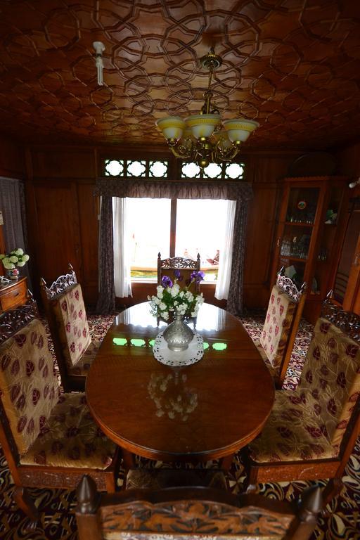 Houseboat Lily Of Nageen Srīnagar Dış mekan fotoğraf