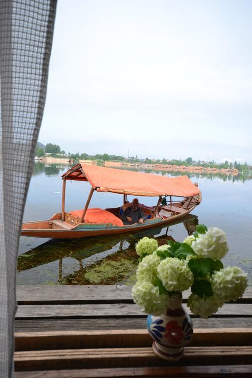 Houseboat Lily Of Nageen Srīnagar Dış mekan fotoğraf