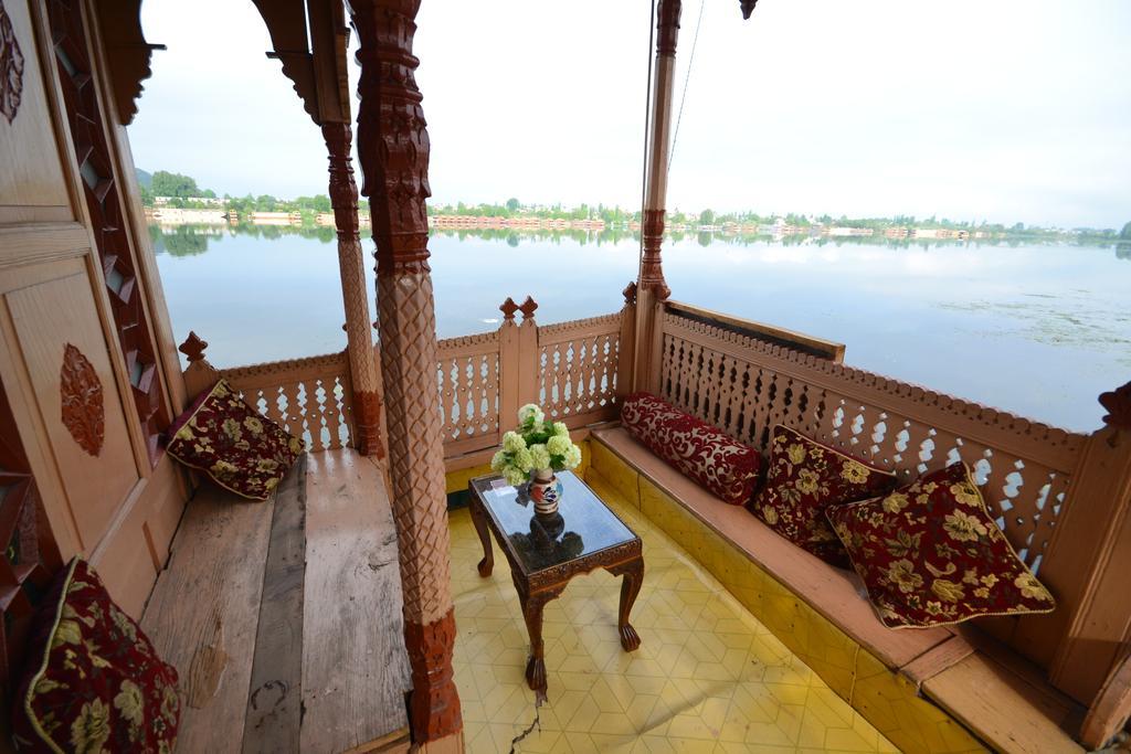 Houseboat Lily Of Nageen Srīnagar Dış mekan fotoğraf