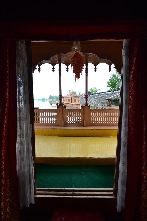 Houseboat Lily Of Nageen Srīnagar Dış mekan fotoğraf