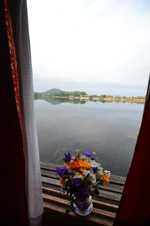 Houseboat Lily Of Nageen Srīnagar Dış mekan fotoğraf